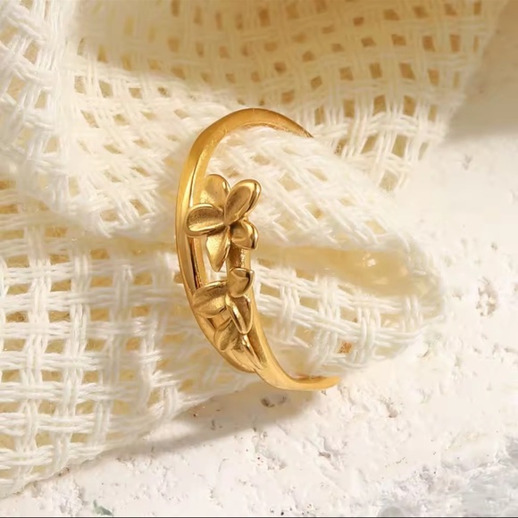 Gold Flower Opening Ring Cute Gold Jewelry
Adjustable Stainless Steel - Picture 4 of 9